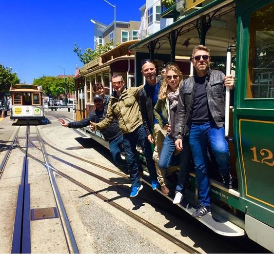 Stéphane et ses amis dans un tramway