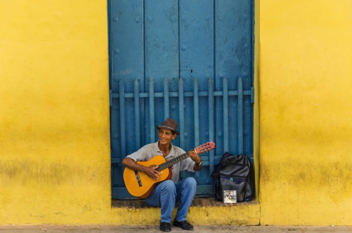 Un cubain jouant un air de guitare